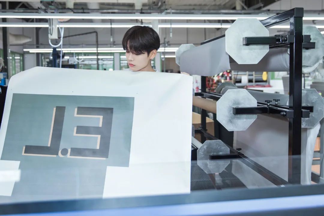 这款让明星们爱不释手的包袋,新的联名对象——是你