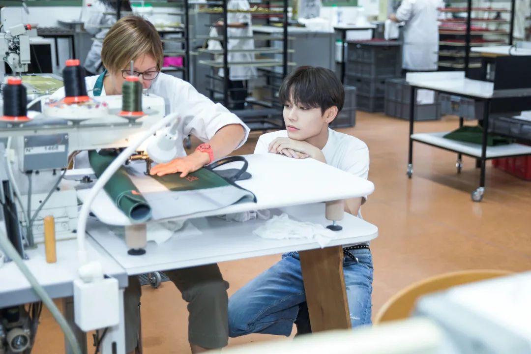 这款让明星们爱不释手的包袋,新的联名对象——是你