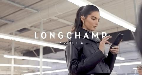 这款让明星们爱不释手的包袋,新的联名对象——是你