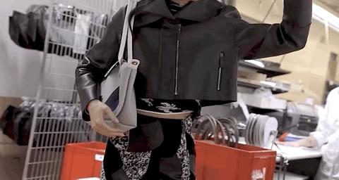 这款让明星们爱不释手的包袋,新的联名对象——是你