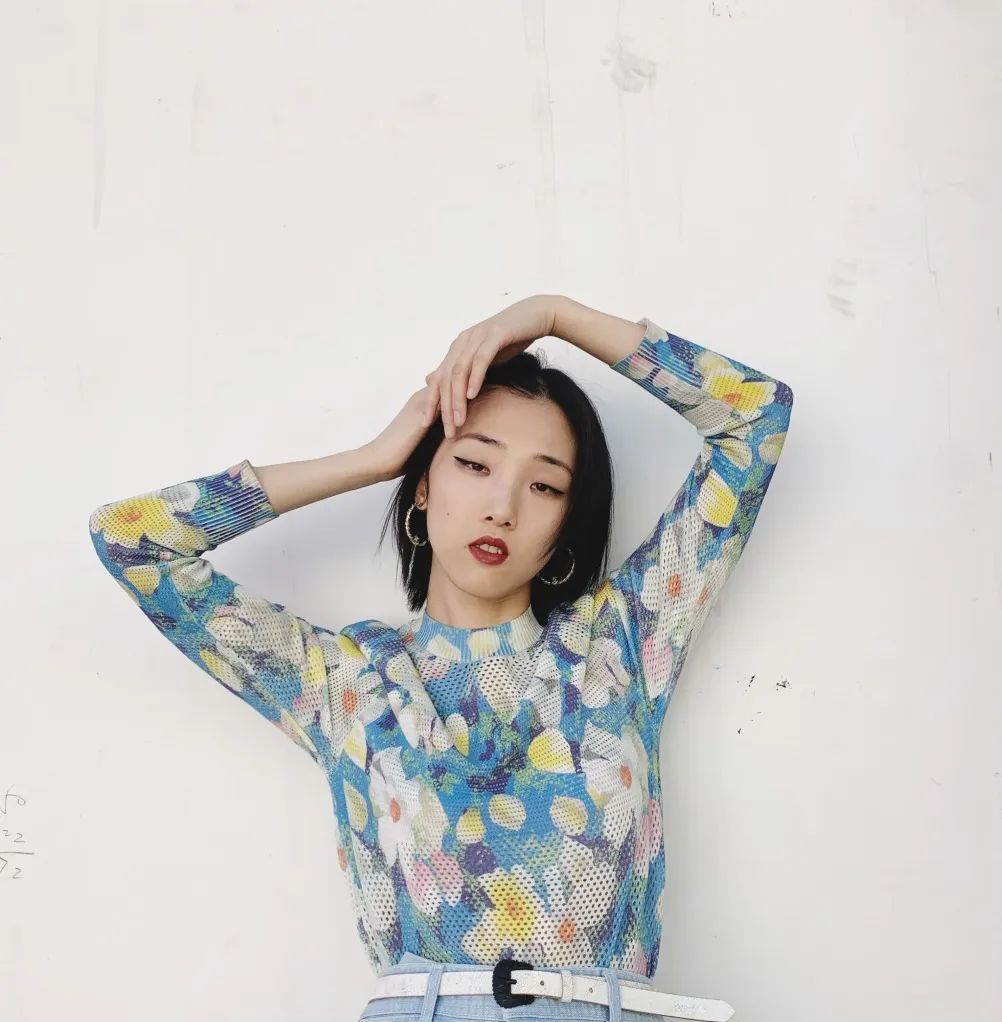 开完双眼皮为什么要往上看,开过的双眼皮可以再埋线吗