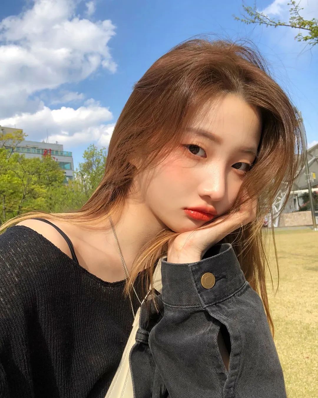 开完双眼皮为什么要往上看,开过的双眼皮可以再埋线吗