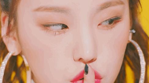 开完双眼皮为什么要往上看,开过的双眼皮可以再埋线吗