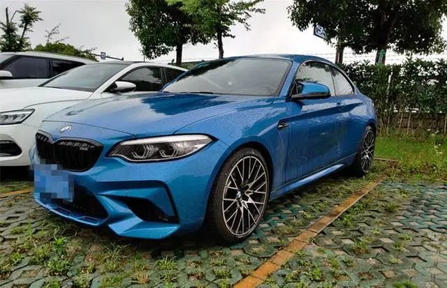 小伙给美女买lv包,男孩为了给女友买lv包远走他乡