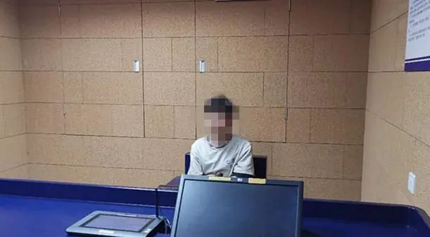 小伙给美女买lv包,男孩为了给女友买lv包远走他乡