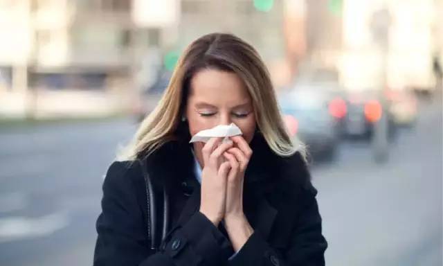 过敏了鼻炎鼻塞严重,过敏鼻炎十年不治会怎样