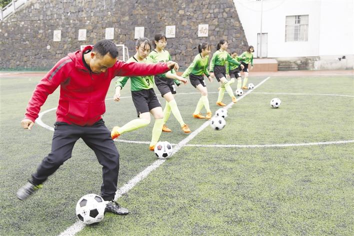 小镇教师和他的女子足球队