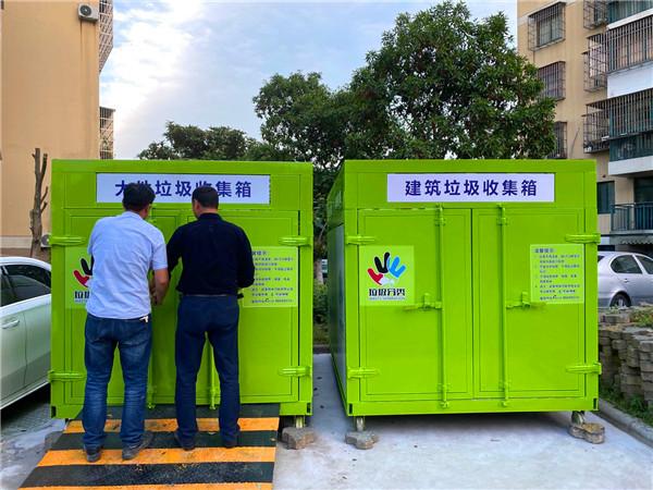 助力创建文明城市整理共享单车,捡垃圾助力文明创建