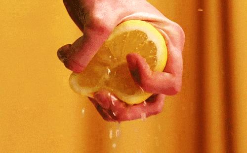 怎样去除热水壶里的水,怎么清理热水壶里面的脏水