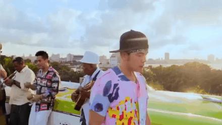 冲浪馆坐风破浪,海上冲浪坐风破浪