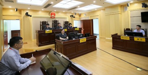 11岁男孩骑共享单车上路被撞身亡,三个男孩骑青桔共享单车被撞