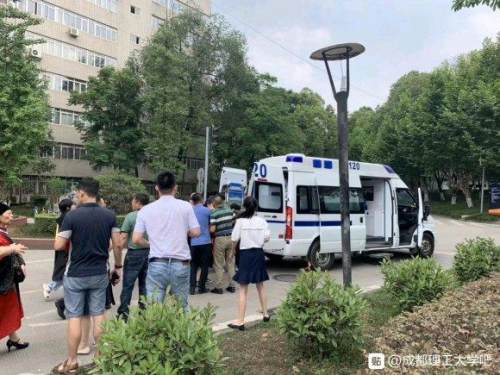 大四女孩因矛盾持刀划伤两名同学,大四女生划伤学生