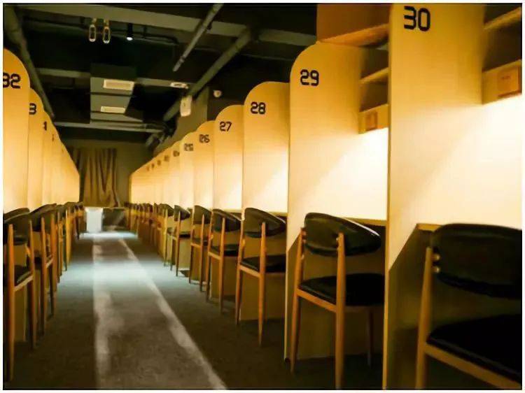 星巴克上班免费喝咖啡,星巴克花多少钱可以免费一杯咖啡