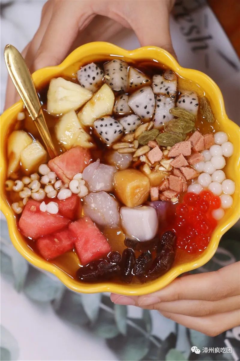 5折！这家店有意思！白天卖特色冰粉！晚上变身小酒馆！就在芳华横路