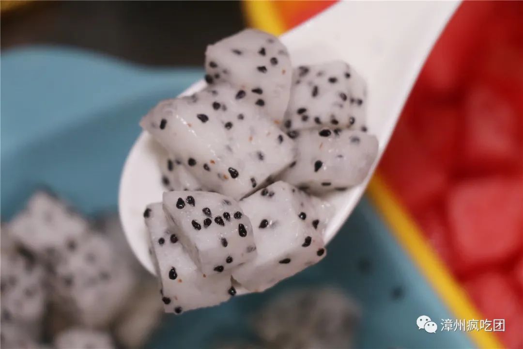 5折！这家店有意思！白天卖特色冰粉！晚上变身小酒馆！就在芳华横路