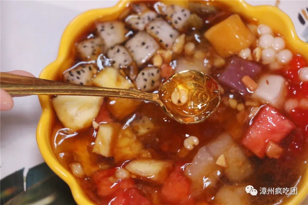 5折！这家店有意思！白天卖特色冰粉！晚上变身小酒馆！就在芳华横路