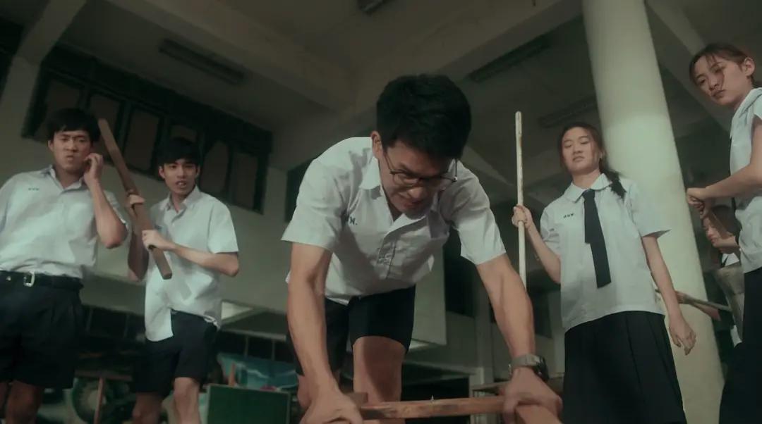 当一个17岁的天才“易性癖”，决定在重庆二外自杀