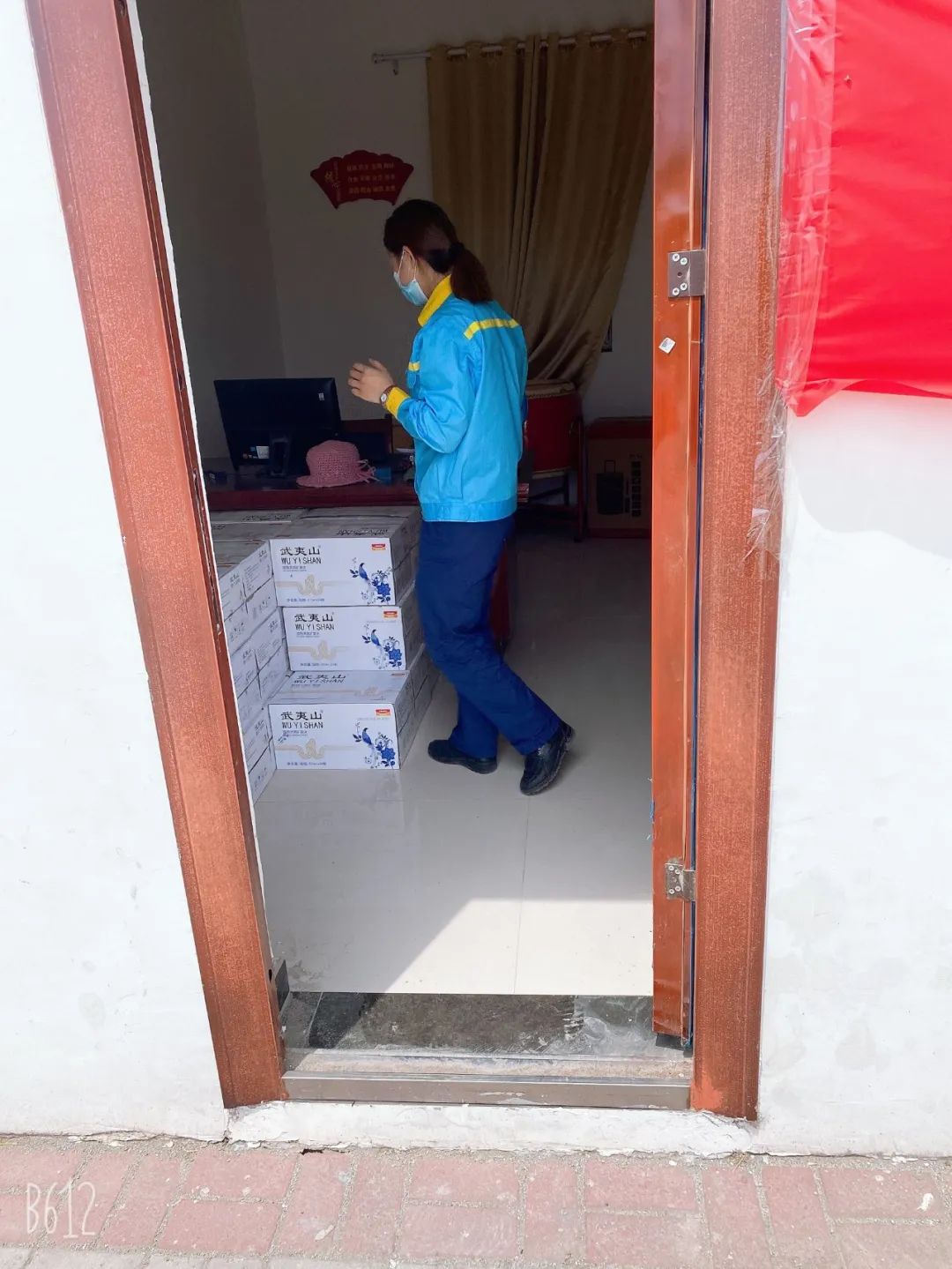 摆地摊咧，还有夜市啤酒小龙虾，等你哟