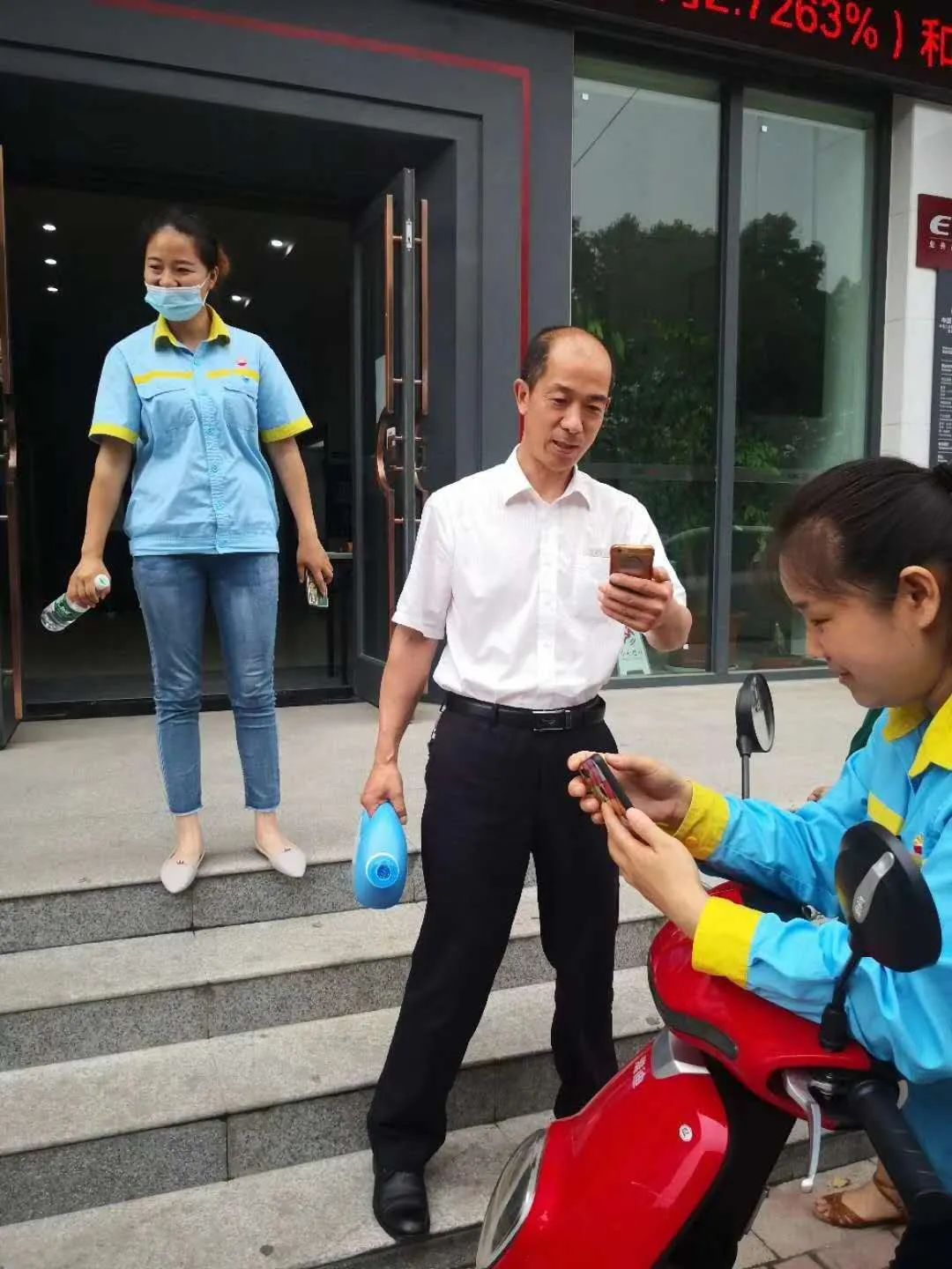 摆地摊咧，还有夜市啤酒小龙虾，等你哟