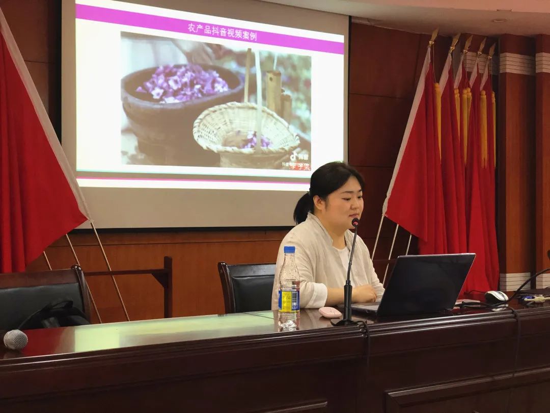 厉害了！把手机变成新农具，萧山所前女镇长带着村嫂直播带货！