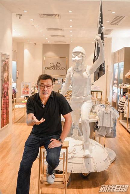 在内地钱挣够了?香港商人在童装店放2米高暴徒像“吸引小朋友”