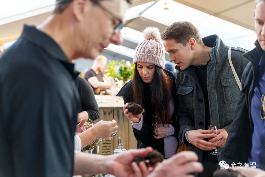 别看它长得像“粪球”，却是“黄金”配料，错过了要等一整年