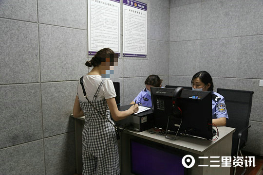 四名新娘坐敞篷车被罚款,四个新娘坐敞篷车被罚