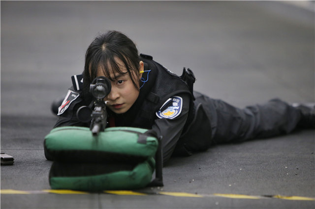 摸枪一个半月,速成“*击狙**之王”!95后警花小姐姐太飒了