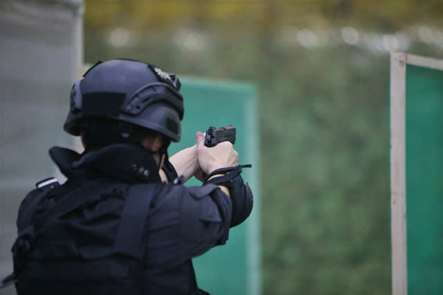 摸枪一个半月,速成“*击狙**之王”!95后警花小姐姐太飒了