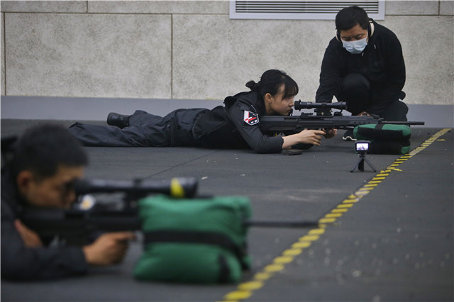 摸枪一个半月,速成“*击狙**之王”!95后警花小姐姐太飒了