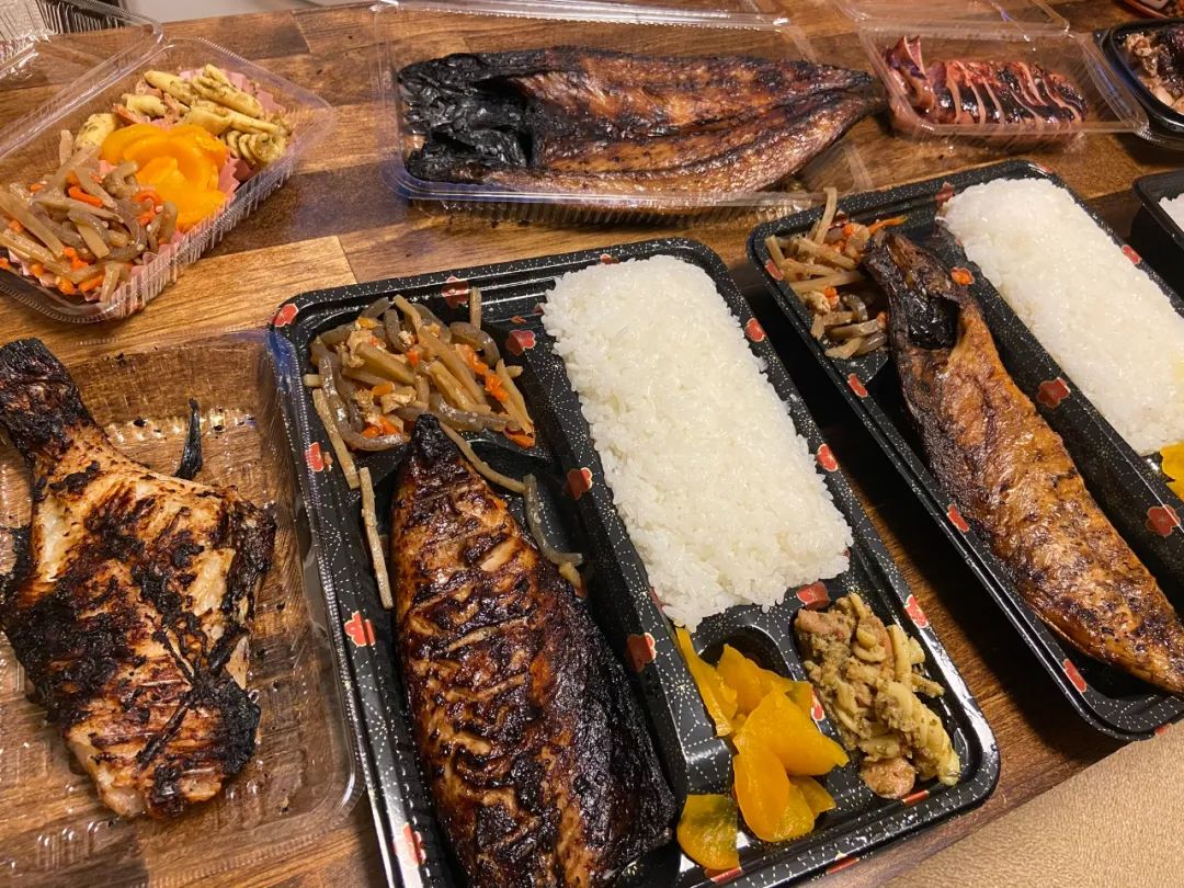 东京惊现“露天烧烤店”!烟大到日本人想报警,可这也太好吃了吧