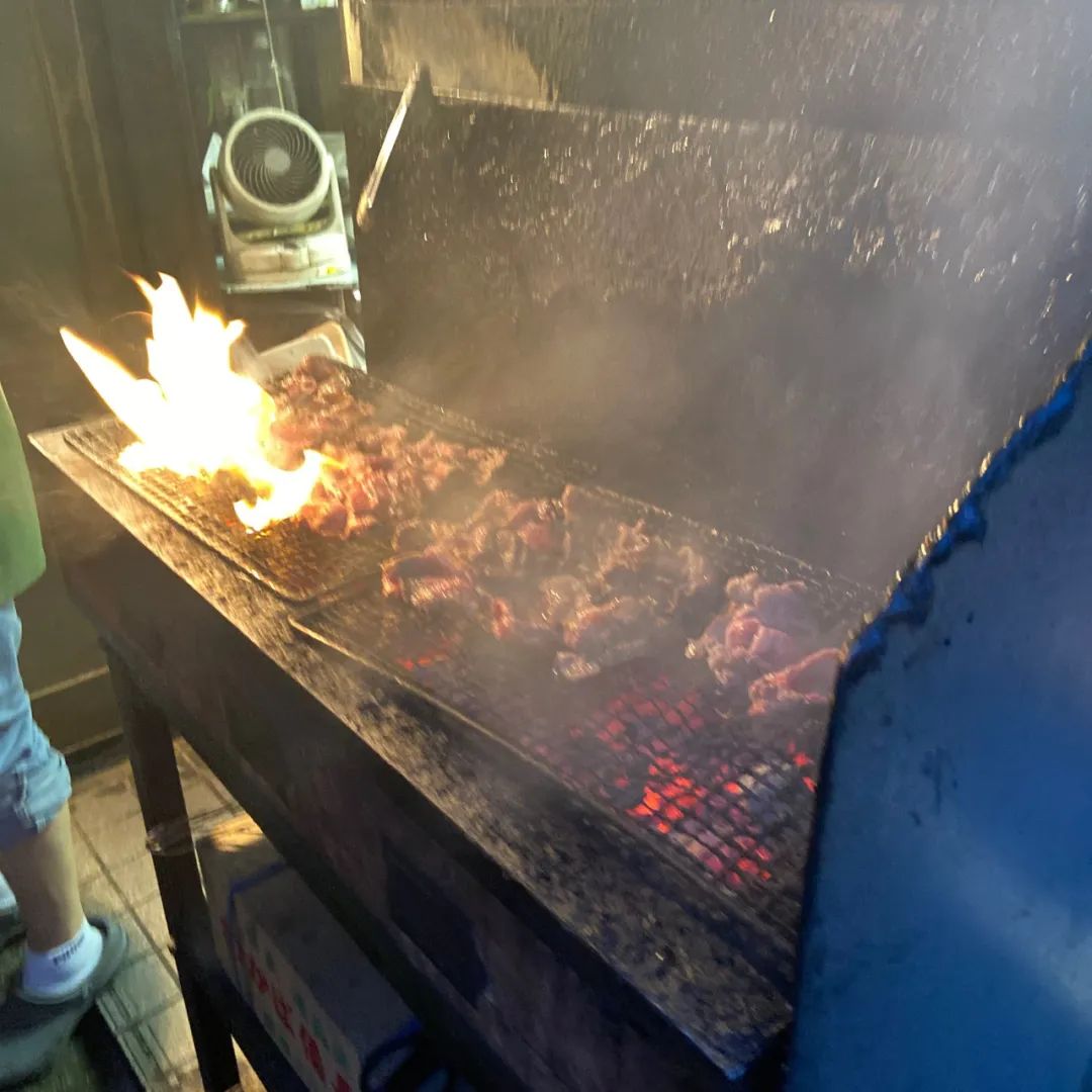 东京惊现“露天烧烤店”!烟大到日本人想报警,可这也太好吃了吧