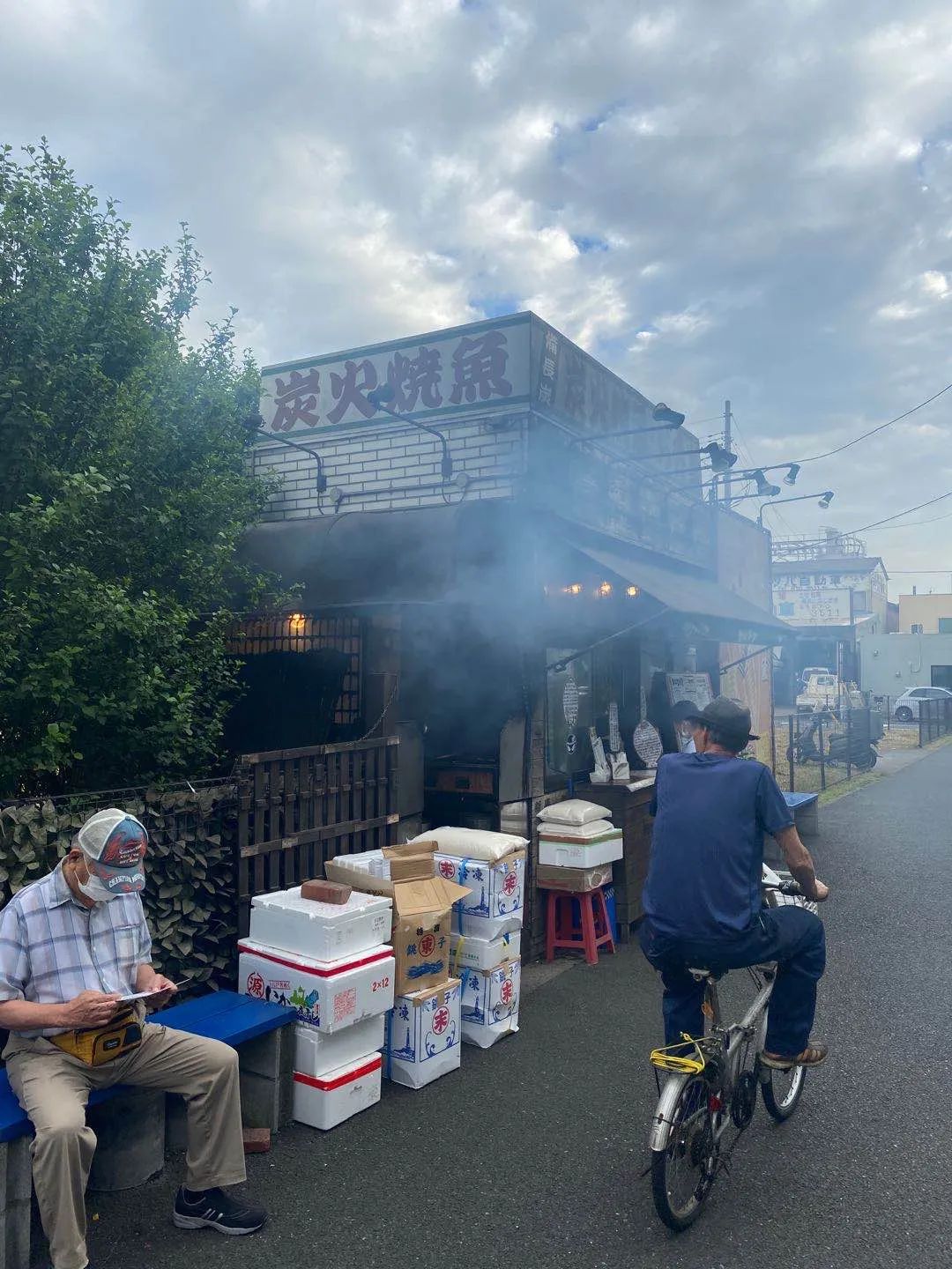 东京惊现“露天烧烤店”！烟大到日本人想报警，可这也太好吃了吧