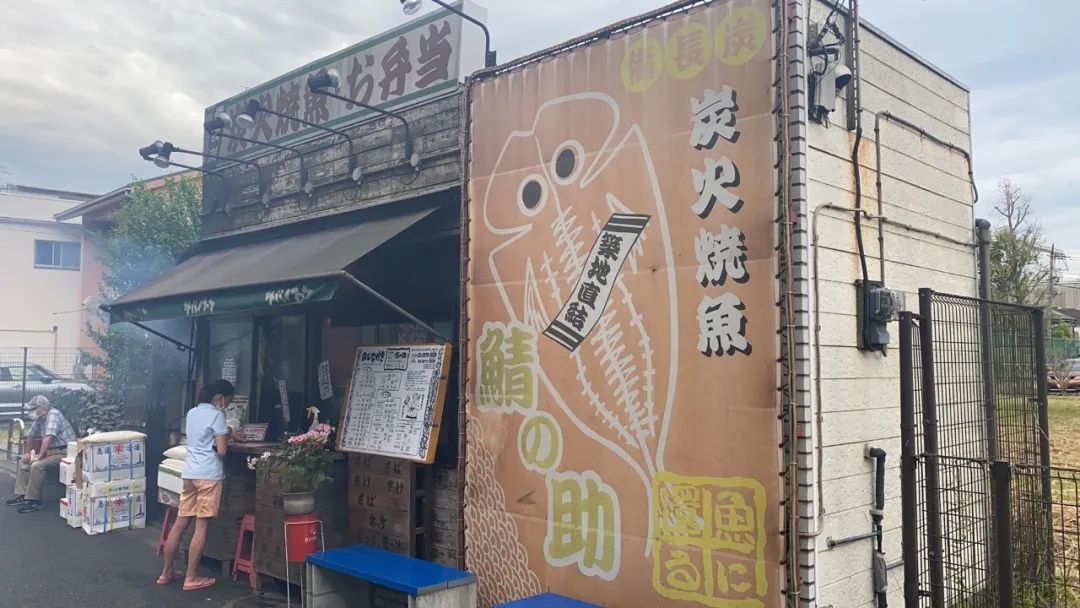 东京惊现“露天烧烤店”!烟大到日本人想报警,可这也太好吃了吧
