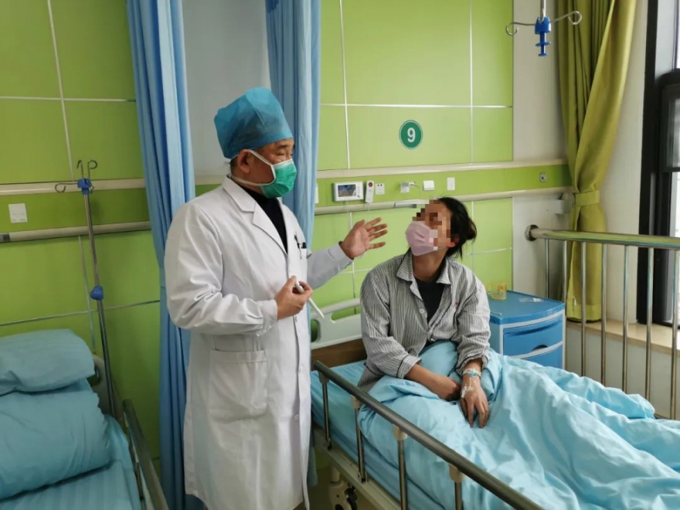 女子误把治鸡眼的药水当眼药水用，右眼角膜烧伤险失明