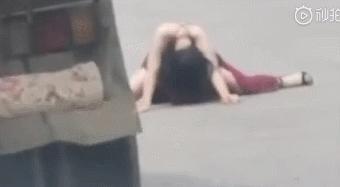 几个女子在街头热舞,三女子在街边热舞引热议