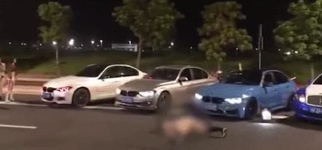 几个女子在街头热舞,三女子在街边热舞引热议