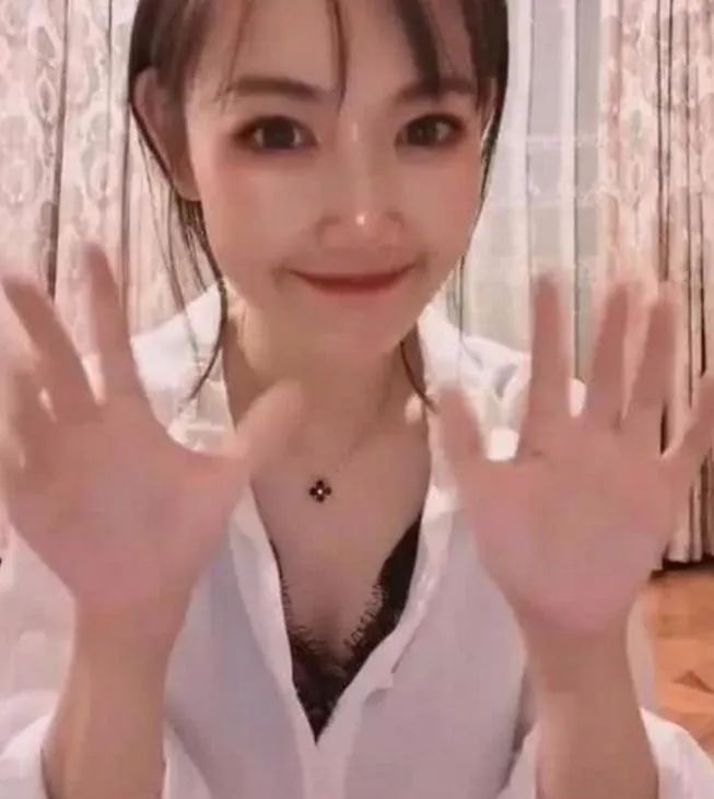 几个女子在街头热舞,三女子在街边热舞引热议