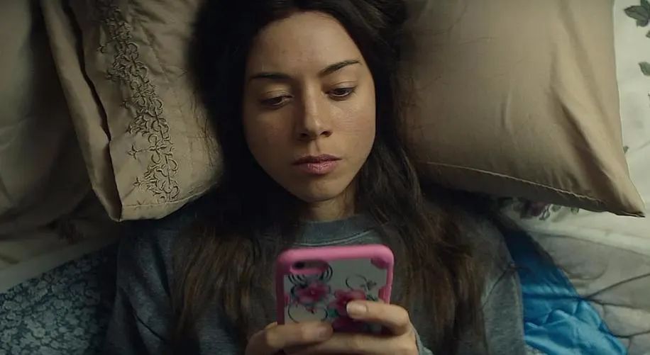 几个女子在街头热舞,三女子在街边热舞引热议