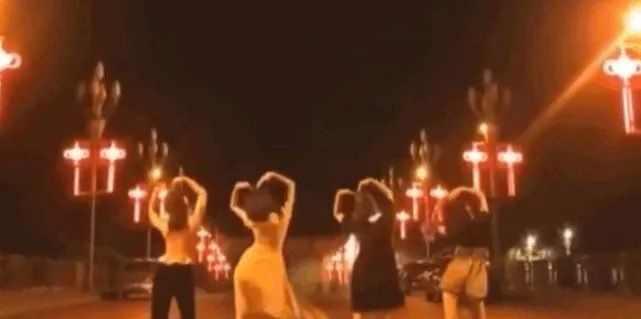 几个女子在街头热舞,三女子在街边热舞引热议