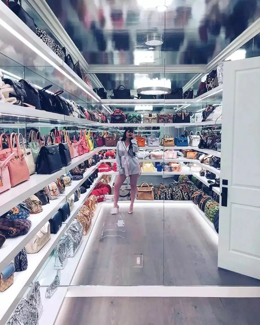 1.7亿买豪宅只为放球鞋?她说:老娘买鞋的快乐只有3秒