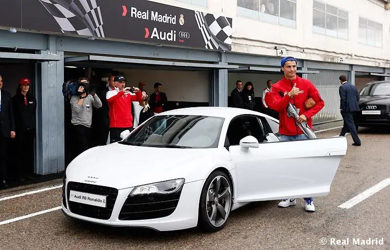 1.7亿买豪宅只为放球鞋?她说:老娘买鞋的快乐只有3秒