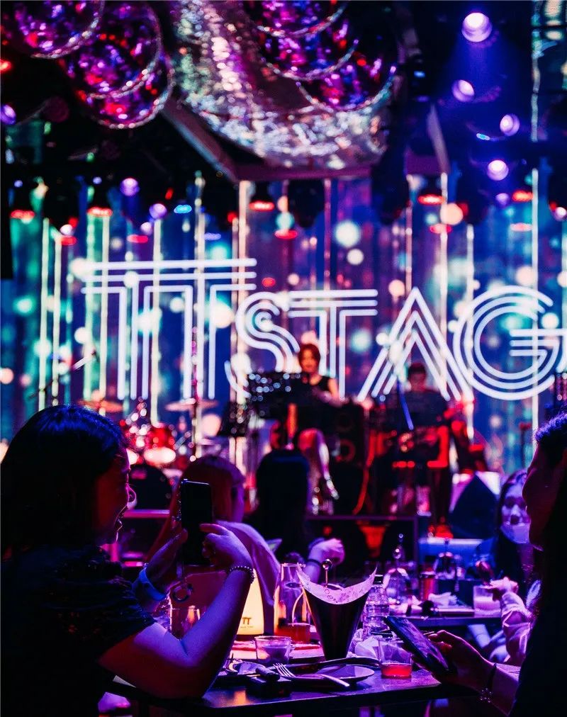 太刚了!这店居然敢开在「中国第一夜店」楼下...