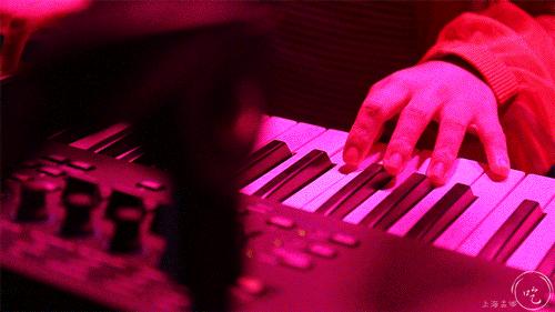 太刚了!这店居然敢开在「中国第一夜店」楼下...