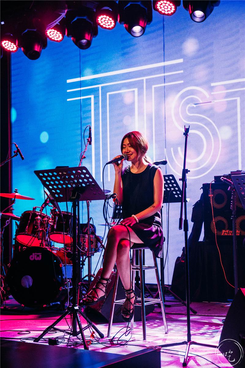 太刚了!这店居然敢开在「中国第一夜店」楼下...