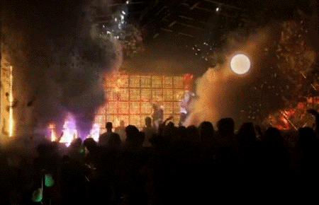 太刚了!这店居然敢开在「中国第一夜店」楼下...