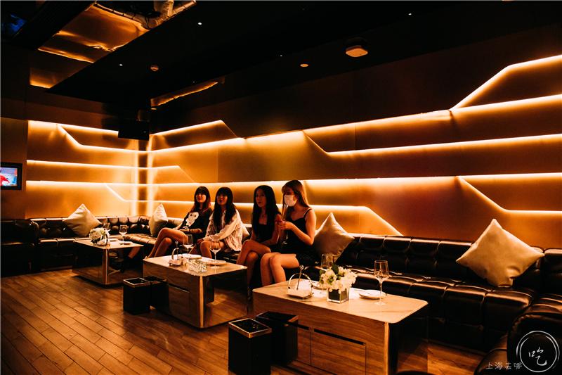 太刚了!这店居然敢开在「中国第一夜店」楼下...