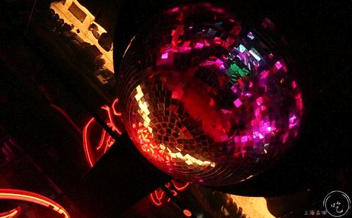 太刚了!这店居然敢开在「中国第一夜店」楼下...