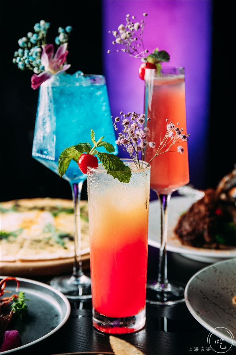 太刚了!这店居然敢开在「中国第一夜店」楼下...