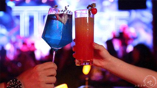 太刚了!这店居然敢开在「中国第一夜店」楼下...